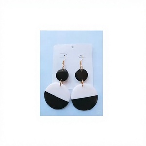 Pendientes Colgantes Geométricos de Diseño Exclusivo en Verde Menta y Marrón, Joyería Moderna de Resina Acrílica para Mujer - Product Image 2