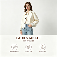 Veste en polyester pour femme, blanc cassé, coupe courte et carrée, col pointu, quatre boutons noirs, poches verticales à passepoil, poignets rayés, style urbain