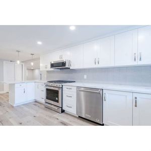 Armoires de cuisine modulaires blanches sur mesure, nouveau design de meubles de cuisine, rangement et garde-manger avec plan de travail en pierre - Product Image 1