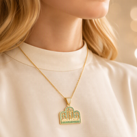 Fabricant en gros de bijoux en laiton plaqué or 14 carats, pendentif croix Jésus avec pierre en zircone cubique verte, charme religieux chrétien