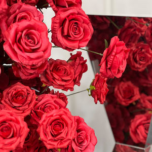 Arco Floral Moderno Hecho a Mano con Rosas Rojas Realistas de Seda Artificial para Decoración de Fondo en Bodas de Lujo y Eventos Escolares - Product Image 3