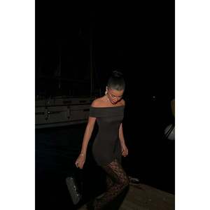 Mono negro con estampado floral y detalle de encaje de cinta, tejido de punto para verano y otoño - Product Image 4