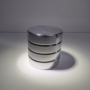 Bouchon de parfum cylindrique de <span class=keywords><strong>CD</strong></span> avec logo personnalisé en gros bouchons de bouteilles en verre de pulvérisateur à pompe en plastique lourd de haute qualité