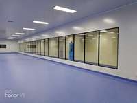 Ventana CleanRoom con superficies impecables y vistas sin obstáculos