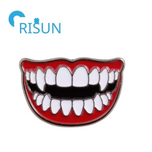 Halloween Bloody Vampire Fangs Black Lips Boca Esmalte Broche Pin Mochila Sombrero Bolsa Collar Solapa Pins Insignias Joyería gótica Regalo - Product Image 4