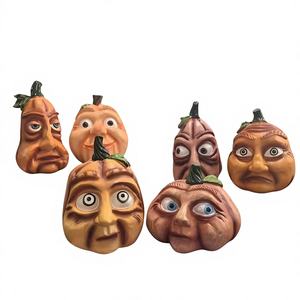 Décorations d'ambiance pour Halloween : Six ornements artisanaux en résine époxy en forme de tête de citrouille, écologiques, pour l'extérieur et les cours. - Product Image 1