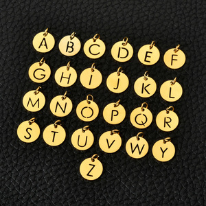 Collar con colgante de 26 letras de acero inoxidable chapado en oro de 18 quilates, diseño hueco simple, collar personalizado al por mayor - Product Image 1