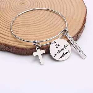 Bracciale bracciale in acciaio inossidabile con ciondolo incrociato regolabile con scritta incisa con gioielli ispiratori cristiani regalo per donne
