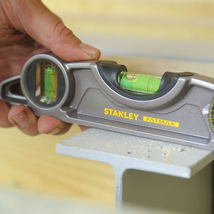 ระดับน้ำแม่เหล็ก Stanley Fatmax Torpedo สำหรับการจัดตำแหน่งพื้นผิวโลหะและไม้ - Product Image 1