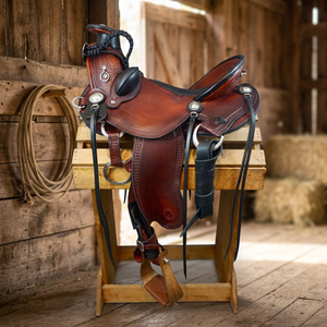Sillín de caballo inglés antiguo BS International con estructura de madera, cuero genuino, alta comodidad, y mantas de carreras australianas sostenibles. - Product Image 1