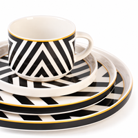 Service de table en porcelaine fine noire et blanche, motif géométrique audacieux, avec bordure dorée, vaisselle de luxe personnalisée