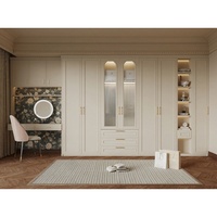 Armoire de chambre personnalisée beige et blanche avec portes en verre et bois massif, style classique français, dressing intégré pleine hauteur du sol au plafond