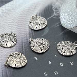 Ancien pendentif oursin en alliage de zinc plaqué argent 18mm - Product Image 4