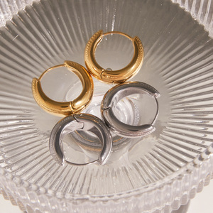 Pendientes Huggie de Acero Inoxidable con Baño de Oro de 18K, Diseño Geométrico, Joyería de Moda para Mujer - Product Image 4
