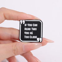 Si vous pouvez lire ceci, vous êtes trop près – Broche amusante avec message en anglais, rappel de distance, badge pour sac à dos, cadeau pour amis