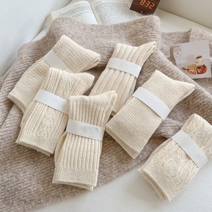 Jingwen OEM Calcetines <span class=keywords><strong>De</strong></span> Invierno Botte unie beige chaude pour femmes Chaussettes d'hiver absorbant la sueur - Product Image 1