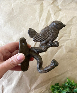 Landhuis Muur Hanger Haken Gietijzeren Vogel Standbeeld Op Tak Muur Hanger Snagi Vogel Op Twijghaak - Product Image 1