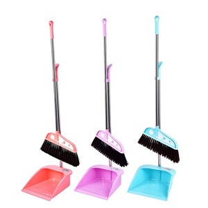 Juego de escobas de barredora de plástico con mango largo colorido, recogedor con escoba y juego de recogedor para el hogar - Product Image 1