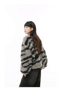 Vêtements pour hommes |   Nouveau pull en polaire polyester pour l'automne, coupe ample et ajustée, épaissi, à rayures zébrées, en peluche d'agneau, anti-rétrécissement, taille unique - Product Image 5