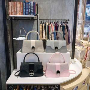 Bolso tote de piel auténtica estilo bohemio chic con cierre de cremallera y flecos con puntadas de bota para invierno y todas las ocasiones. - Product Image 3