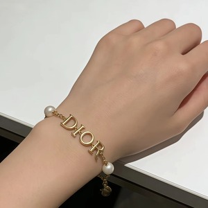 Fade-resistant and High Color Retention D-letter Bracelet, Fashionable Letter Pearls, Light Luxury and High-grade Feeling - Product Image 6