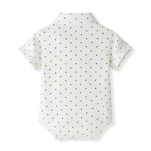 Catpapa En gros Ensemble de cérémonie 4 pièces pour bébés garçons : Body imprimé croix, short à bretelles, nœud papillon et béret - Product Image 4