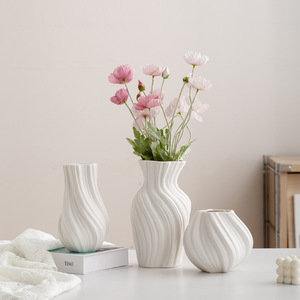 Vase en céramique blanc, forme spirale irrégulière, à large ouverture, pour décoration rustique de salon ou console TV - Product Image 4