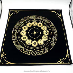 ผ้าปูโต๊ะสำหรับทำพิธีกรรมไพ่ทาโรต์ ขนาด 18.<span class=keywords><strong>7</strong></span> x 18.<span class=keywords><strong>7</strong></span> นิ้ว พิมพ์ลายเต็มผืน ปั๊มฟอยล์ทอง ผ้ากำมะหยี่สีดำทรงสี่เหลี่ยม - Product Image 2