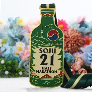 Medalla Personalizada de Aleación de Zinc Metálica con Esmalte Chapado en Oro con Forma de Botella de Soju, Medallas de Carrera de Maratón Completa de 42 km para Recuerdo - Product Image 2
