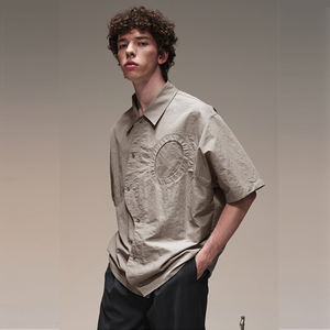 Camisa de Manga Corta Asimétrica con Botones, 100% Algodón, Estilo Urbano, Personalizada, con Patrón de Letras Tejidas para Hombre - Product Image 3