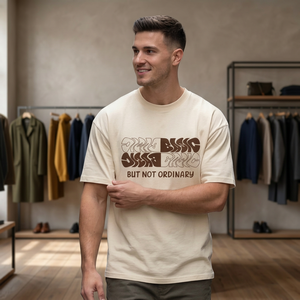 เสื้อยืดแขนสั้นสีครีมสำหรับผู้ชาย พิมพ์ลายตัวอักษรสีน้ำตาล คอกลม ทรงลำลอง ใส่สบาย ผ้าฝ้ายเจอร์ซีย์ 100% ระบายอากาศได้ดี - Product Image 4