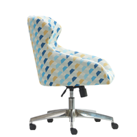 Fauteuil pivotant réglable en tissu avec structure en bois massif, motif géométrique, base chromée à 5 branches, roulettes, design moderne, chaise d'hôtel