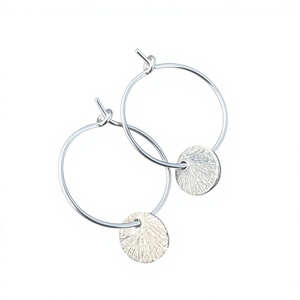 Boucles d'oreilles créoles minimalistes en argent 925 avec disque texturé, bijoux pour femmes à porter au quotidien - Product Image 1