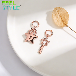 จี้รูปแม่กุญแจและกุญแจสแตนเลสสตีลเคลือบ PVD สีทองหลากสีสันแบบกำหนดเองได้ ดีไซน์รูปดาว สำหรับสร้อยคอ สร้อยข้อมือ และต่างหู - Product Image 2