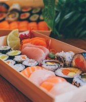 Boîte à sushi moderne en bois trapézoïdale jetable et écologique pour les plats à emporter des restaurants