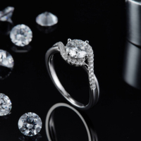 Anillo de Plata 925 con Moissanita Redonda y Piedras Laterales Engastadas, Anillo de Boda al por Mayor