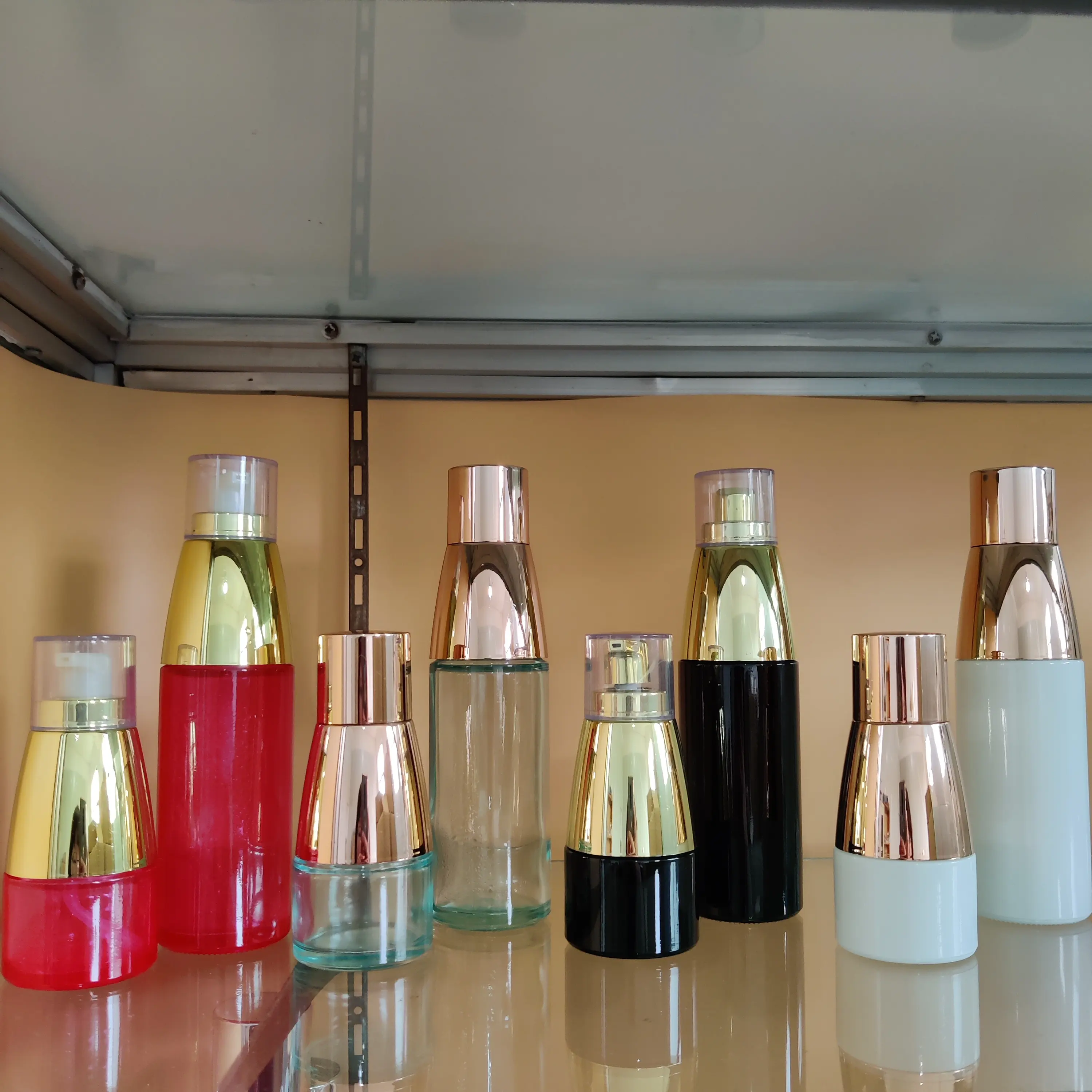 Стеклянная бутылка уникальной формы для сыворотки, эфирного масла, лосьона, ликера, 30 мл, 100 мл, черная, белая, красная, зеленая, с насосом Gold Rose