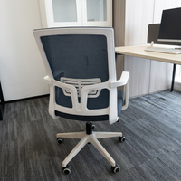 Chaise de bureau moderne en maille bleu foncé avec cadre robuste blanc et accoudoirs intégrés pour bureau créatif