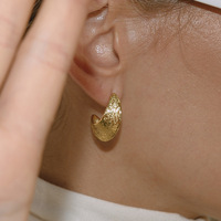 Haut de gamme luxe clous d'oreille titane acier marteau motif creux C anneau potelé boucles d'oreilles croisées en acier inoxydable