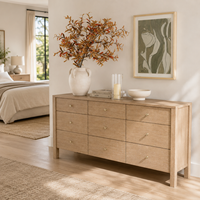 Commode à 9 tiroirs en chêne massif, style luxe discret et moderne, pour suite de chambre principale
