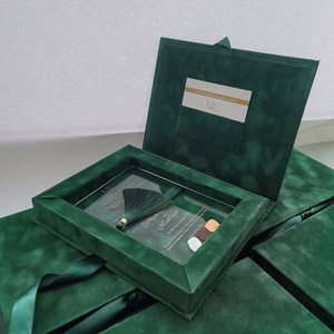 Personalisierte Hochzeitsmonogramm Smaragdgrüne Samt Luxus Hochzeitseinladungsbox Acryl-Hochzeitseinladungen in Box mit Quaste - Product Image 3
