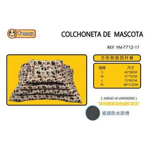 Set di Quattro Tappetini per Cani con Fondo Antiscivolo Quadrato e Motivo, Eleganti Lettini per Animali Domestici - Product Image 1