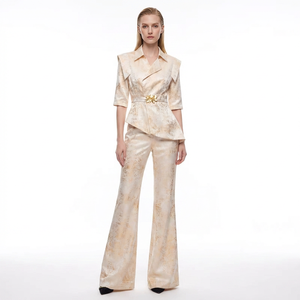 Completo da Donna Personalizzato in Raso <span class=keywords><strong>Beige</strong></span> con Mezza Manica, Bottoni in Cristallo, Motivo Floreale, Blazer e <span class=keywords><strong>Pantaloni</strong></span>, Set 2 Pezzi Impermeabile e Antivento con Scollo a V - Product Image 1