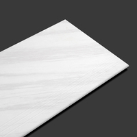 Carrelage d'escalier en porcelaine gris mat moderne, collection antidérapante pour escaliers intérieurs et publics