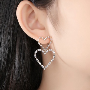 Boucles d'oreilles à clous élégantes pour femmes, style européen et américain, nouveau modèle, double cœur, laiton, cuivre incrusté de zircon, design creux tendance, 18K - Product Image 1