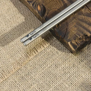 Palillos Japoneses de Titanio Puro con Mango Cuadrado, Color Gris Plateado con Acabado Arenado, Diseño Moderno y Minimalista, Ligeros e Irrompibles - Product Image 5