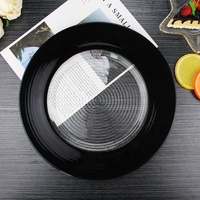 Assiette de service ronde transparente de 13 pouces en verre texturé noir à bords spirales modernes pour la restauration fine et la présentation