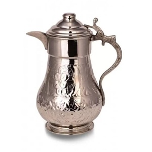 เหยือกทองแดงสไตล์ออตโตมัน ทำมือจากประเทศตุรกี ลายเพนกวิน สำหรับเสิร์ฟเครื่องดื่ม พร้อมฝาปิด สีออกไซด์ - Product Image 1