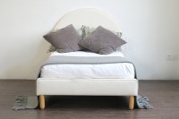 Cama Plataforma Nórdica Beige Tapizada con Tela Suave, Tamaño Queen, Estructura Acolchada, Personalizable para Apartamentos y Hoteles