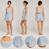 Ensemble deux pièces pour femme : Haut court à bretelles avec bordure contrastante et jupe-short cache-cœur, taille élastique avec cordon de serrage – Collection été pour femme